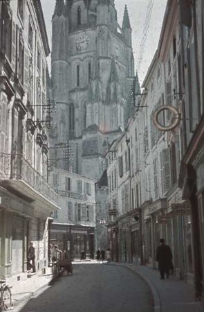 Blick durch eine Straße auf den Kirchturm von Saint-Eutrope in Saintes (Aufnahme im Rahmen der Fotokampagne im besetzten Frankreich)
