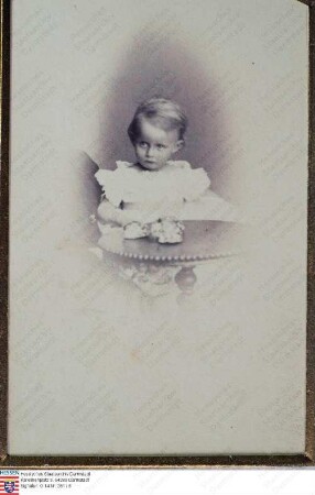 Schleiermacher, Viktoria geb. Becker (1865-1945) / Porträt als Baby, an Tisch sitzend, Kniestück
