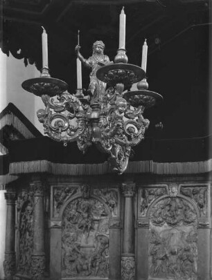 Leuchter an der Kanzelbrüstung