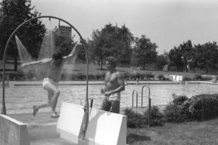 Badebetrieb im Freibad Wolfartsweier