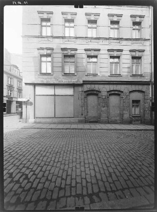 Görlitz-Altstadt, Nonnenstraße 13. Wohnhaus mit Laden (um 1850). Straßenfront (Teilansicht)