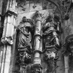 Männliche Heiligenfigur und ein Kirchenvater (?)