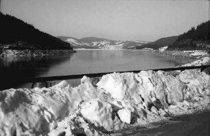 Seebrugg: Schluchsee mit Talsperre; mit Schneehaufen im Vordergrund