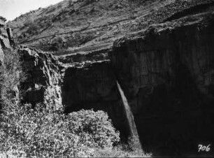 Wasserfall bei Pretoria : Blick auf eine felsige Landschaft mit kleinem Wasserfall