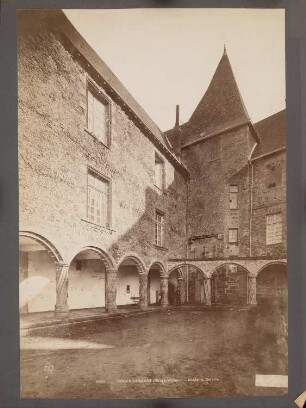 Schloss, Rochechouart: Arkadeninnenhof der Galerie