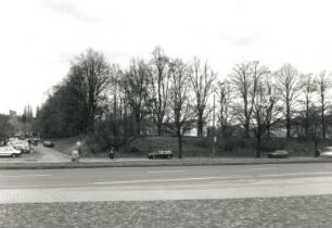 Dresden-Räcknitz, Zellescher Weg 18/20. Sportplatz (künftiger Standort des Zentralgebäudes der SLUB). Ansicht von Nordnordosten