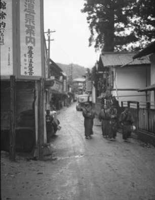 Straßenbild in Ikao (Präfektur Gumma) : Ansicht mit Gruppe von Männern im Kimono