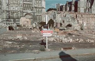 Wegweiser vor der Kathedrale von Évreux (Aufnahme im Rahmen der Fotokampagne im besetzten Frankreich)
