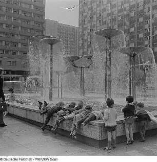 Wasserspiel mit Schalen : Dresden. Spielende Vorschulkinder am Brunnenrand der Wasserspiele mit Schalen