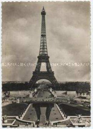 Eiffelturm, mit Klebemarke und Souvenirstempel