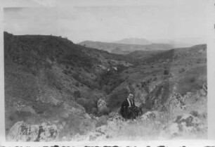 Türkei. Etha Richter in bergiger Landschaft. Blick in ein Tal