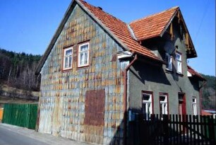 Haus mit Zwerchgiebel, Giebel mit Metallplatten verkleidet
