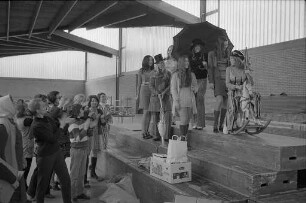 Präsentation der dem Internationalen Frauenbund für den Pfennig-Basar 1972 gestifteten Kleidungsstücke