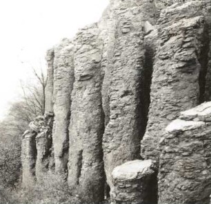 Pannonisches Becken - Balaton-Bergland, Ungarn. Szentgyörgy-hegy (St. Georgsberg), Basaltsäulen mit Querklüftung "Große Orgel" (Detail)