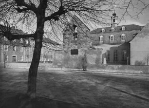 Zinzendorfplatz in Herrnhut : Herrnhut, Zinzendorfplatz. Kirchensaal der Herrnhuter Brüdergemeine (1756; Siegmund August von Gersdorf, 1945 zerstört, 1951–1953 wieder aufgebaut) mit Mauerrest des alten Gemeinhauses und Glockentürmchen mit der ältesten Glocke von 1745
