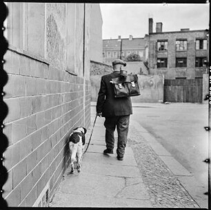 Spandauer Vorstadt in Berlin-Mitte, Bild 5: Feierabend im Scheunenviertel (Originaltitel des Fotografen). SW-Foto, 1967 © Kurt Schwarz.