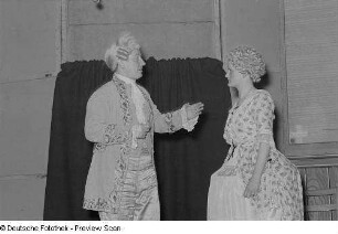 Auftritt einer Theatergruppe beim Bezirksausscheid für Volkskunstgruppen 1954
