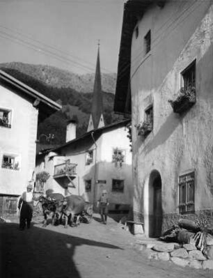 Klausen (Bozen). Stadtteilansicht mit Kirchturmspitze