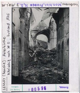 Lessay (Manche): Ehemalige Abteikirche, Mittelschiff nach Osten (Zustand 1945)
