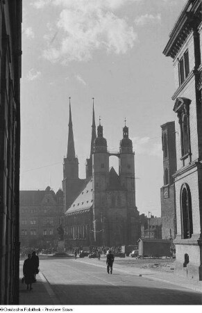 Blick auf den Marktplatz mit Händeldenkmal und Marktkirche