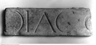 Antike Inschriften, Fragmente und Artefakte, Teil einer Inschrift "... DIAC ..."