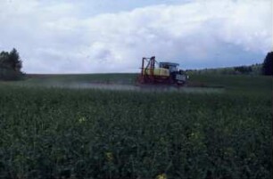 Fotografie: Weinbau, Traktor, Trägerfahrzeug, Pflanzenschutz, Feldspritze angebaut