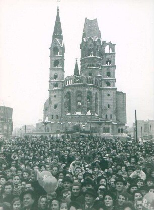 Weihnachtsmarkt 1952. Gedächtniskirche