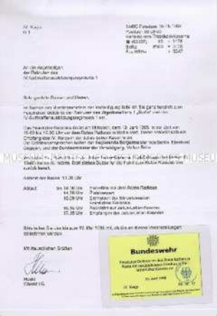 Einladungsschreiben an die Angehörigen der Rekruten für das Feierliche Gelöbnis vor dem Roten Rathaus am 10.06.1998 (mit Eintrittskarte)