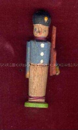 WHW-Abzeichen, Holzspielzeug: Soldat, 4. Reichs-Straßensammlung vom Dezember 1942, durchgeführt von HJ und BDM