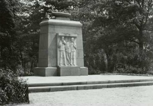 Denkmal für die Opfer des antifaschistischen Widerstandskampfes mit Sockel des König-Albert-Denkmals