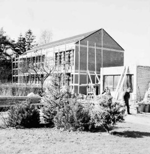 Schule Am Reesenbüttel: Volksschule: Schimmelmannstraße: Erweiterungsbau, Klassentrakt: in Bau: Außenansicht: Rohbau unter Dach, mit Gerüst, Fenster eingesetzt: Arbeiter, Baumaterialien