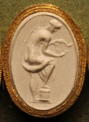 Stehende Hygieia, die Schlange speisend (Daktyliothek, Erstes Mythologisches Tausend)