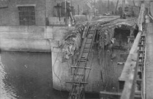 Zerstörte Wehrbrücke, Staustufe Hofen