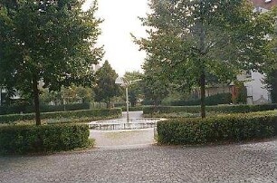 Hansjakob, Gottfried; Augsburg - Universitätsviertel; Neue Universität und Wohnbebauung Universitätsviertel, Außenanlagen, Freiflächengestaltung - Universitätsviertel, 2. BA Außengestaltung, Fliegerbrunnen