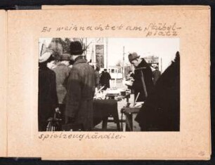 Fotoalbum des Malers Willy Irmscher : Albumseite 13 mit Verkaufsstand eines Spielzeughändlers am Stübelplatz in Dresden