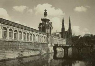 Zwinger und Sophienkirche : Dresden, Blick über den Wassergraben auf Langgalerie und Kronentor des Zwingers mit der Sophienkirche im Hintergrund