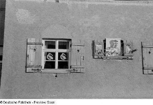 Fenster mit politischer Werbung