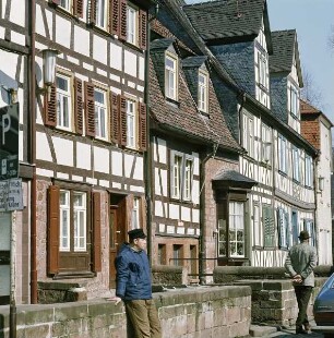 Büdingen. Marktplatz. Häuserzeile an der Nordseite von Südwesten