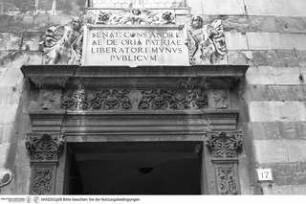 Portal mit Tier- und Kandelaberornamenten, Inschrifttafel