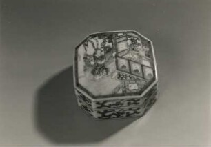 Döschen (China, 1796/1820, Regierungsperiode Jiaging; Porzellan, Aufglasurmalerei; Höhe 3,3 cm; Länge 6 cm; Staatliche Kunstsammlungen Dresden (SKD)