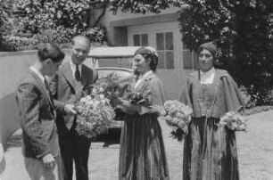 Reisefotos Madeira. Der Fotograf Franz Grasser mit seinem Freund Alex und zwei Frauen in Tracht, Blumensträuße haltend