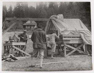 Lick Observatorium, Dr. Menzel kontrolliert den Spektographen wenige Minuten vor der Sonnenfinsternis, Camptonville, Kalifornien. Dr. Menzel
