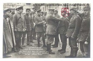 Originalaufnahme vom Kriegsschauplatz - Der Oberst eines Regiments dekoriert eine zur Auszeichnung vorgeschlagene Mannschaft mit einem "Eisernen Kreuz"