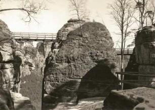Elbsandsteingebirge. Burg Neurathen, Blick auf den 1934 wieder errichteten Wehr oder Umgang mit den beiden größten Brücken