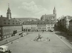 Annaberg-Buchholz, Marktplatz mit Rathaus, Blick zur Annenkirche