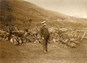 Tromsø/ Norwegen: Herr mit Rentieren in einem Samenlager