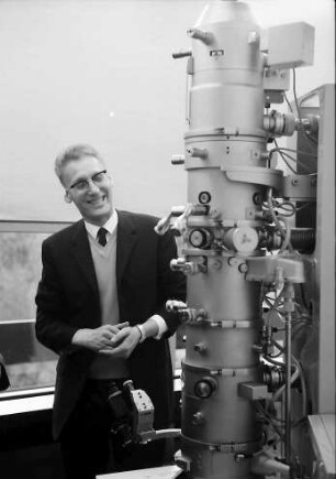 Freiburg: Biologisches Institut II, Prof. Dr. Peter Sitte beim Dozieren am Elektronenmikroskop 101 von Siemens
