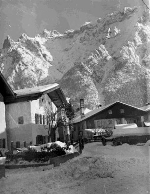 Schneebedeckte Berge und Gebäude