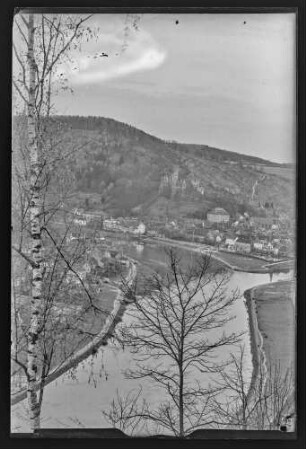 Blick auf verschneites Wertheim mit Mainspitze, Burg und z.T. Kreuzwertheim