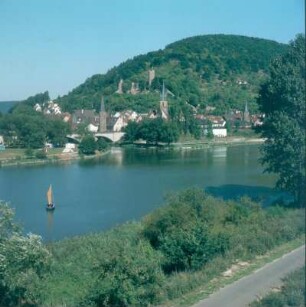 Gemünden. Blick über den Main zum Stadtzentrum mit Ruine der Scherenburg